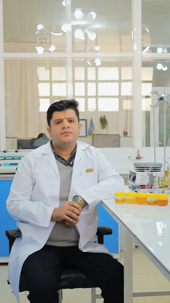 دکتر بهزاد رفاهی در آزمایشگاه تخصصی عسل